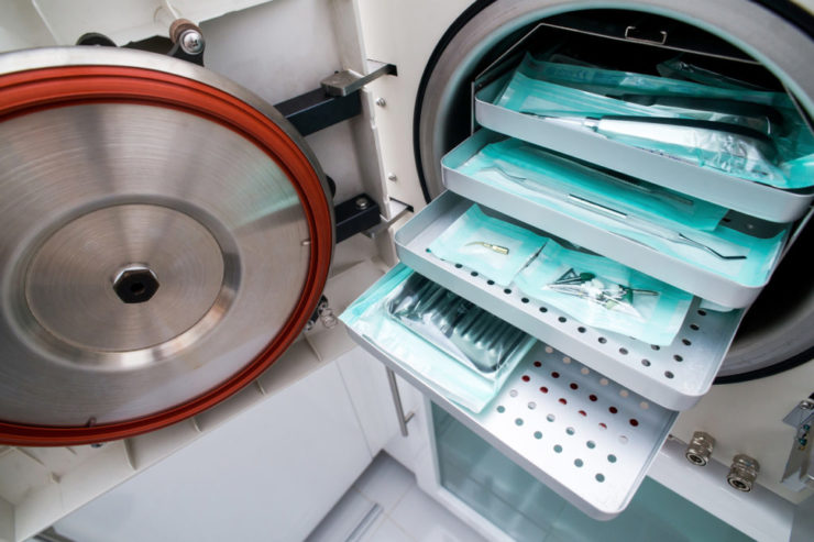 Medical autoclave for sterilising surgical and other instruments